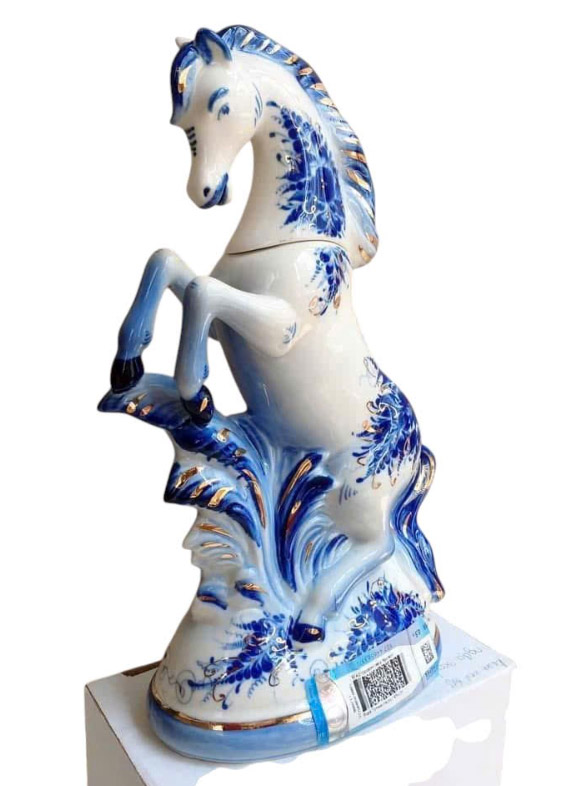 Chai-ruou-hinh-con-ngua-su-Nga-mau-trang-xanh