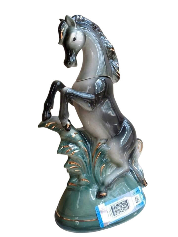 Chai-ruou-hinh-con-ngua-su-Nga-mau-xanh-ngoc