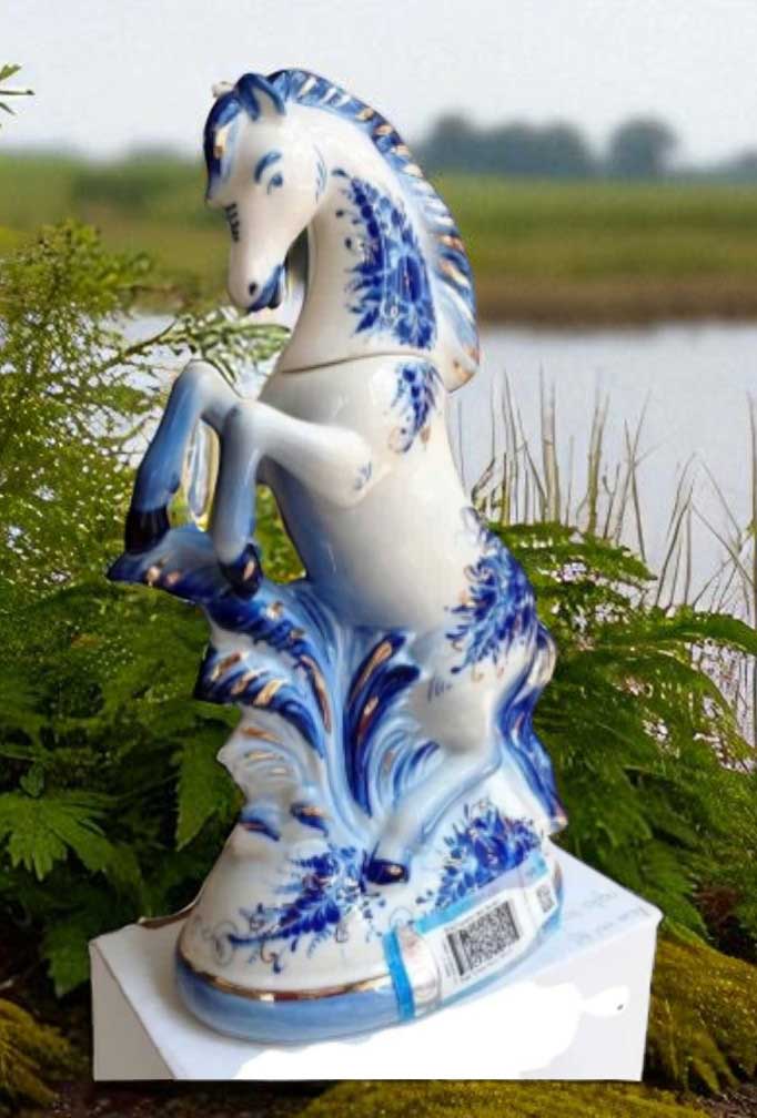 Chai-ruou-hinh-con-ngua-su-Nga