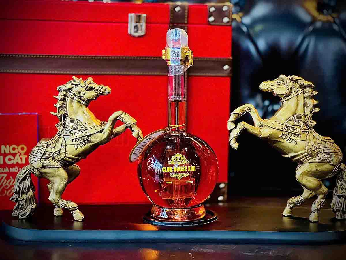 rượu hình con ngựa đôi song mã kim loại Club House XXII