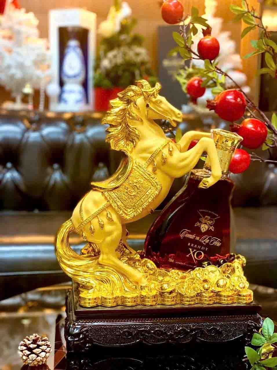 Rượu hình con ngựa Phú Quý Brandy Comte De La Feres XO 700ml